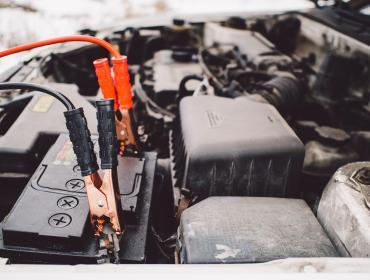 Když auto přestane startovat: Jak správně vybrat a zapojit startovací kabely?